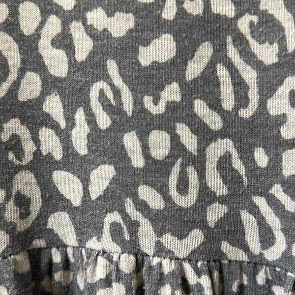 Size medium dark gray light gray leopard pattern long sleeve tunic style top - Picture 2 of 5